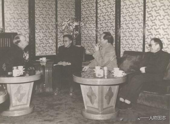 1956年4月10日，张闻天(右一)陪同毛泽东主席会见丹麦驻华大使。
