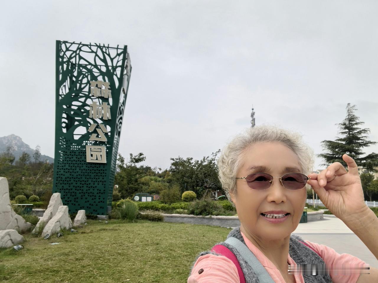 劲松三路向浮山森林公园方向走，一路都是小上坡，我快步走和慢跑时，感觉有点费力，但