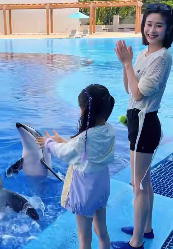 颖儿带女儿三亚度假。与海豚互动，7岁小月亮又高又瘦侧脸像爸爸 