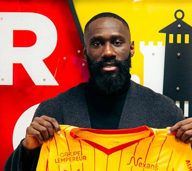 法甲朗斯俱乐部官方宣布，球队正式租借签下桑德兰后卫马苏亚库，租期至本赛季结束，同