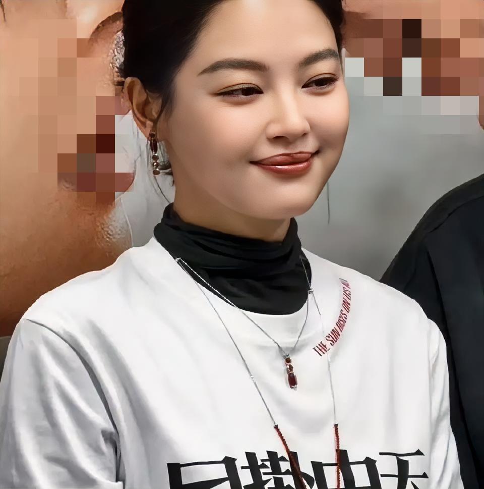 问老公，辛芷蕾漂亮吗？
他说漂亮的，
尤其是嘴巴很性感。
我有点不理解，
为啥我