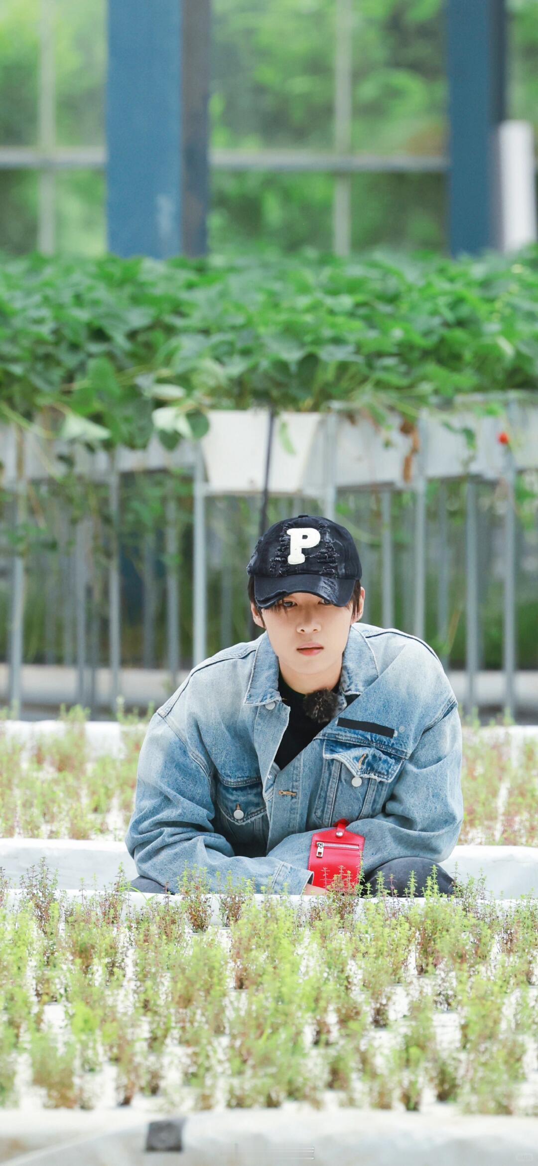 不但帅的很具体，也可爱的很具体看他就像看小孩儿一样 可可爱爱的卓沅 种地吧 十个