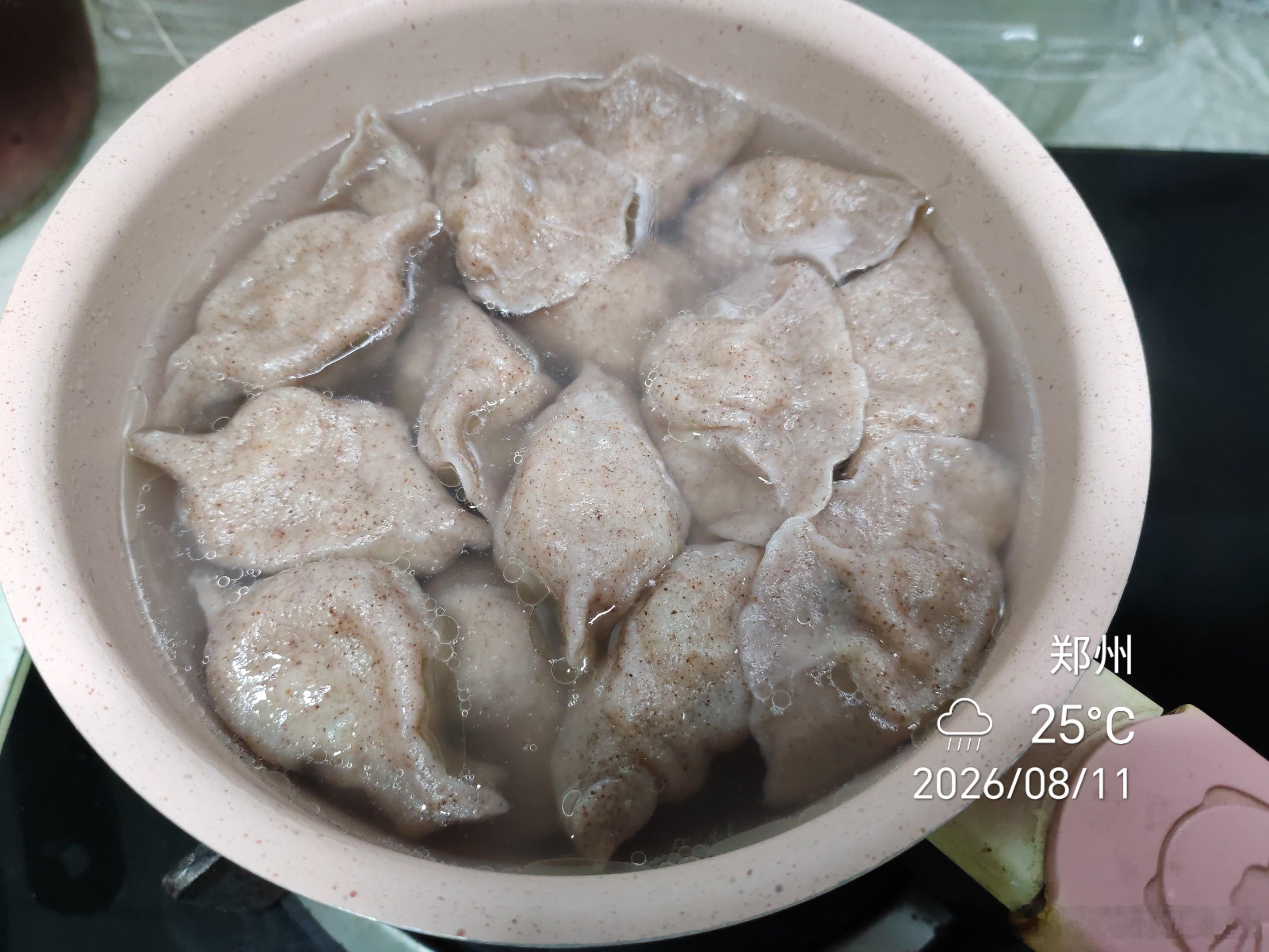 大雨天的工作日，没有工作，也不用出门找点事干，包饺子吧，芹菜木耳肉馅加了一点10