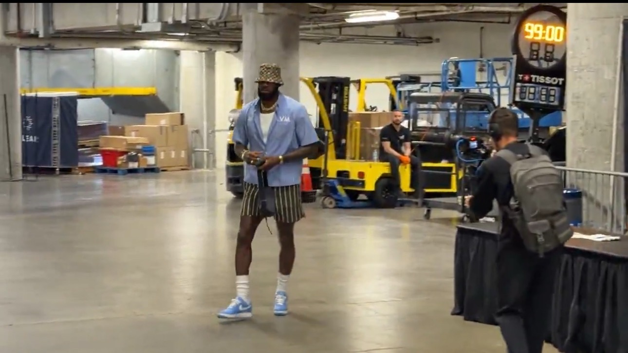 虽然出战成疑，詹姆斯依然是第一个来到球馆的球员。 