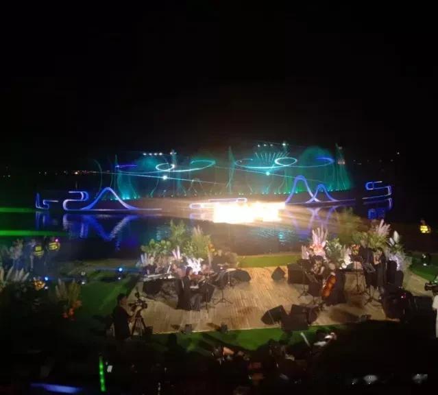 漫长的夜，
突然下雨了，
滴答滴答...

原本睡的齁香甜，
却被狗叫惊醒，
一
