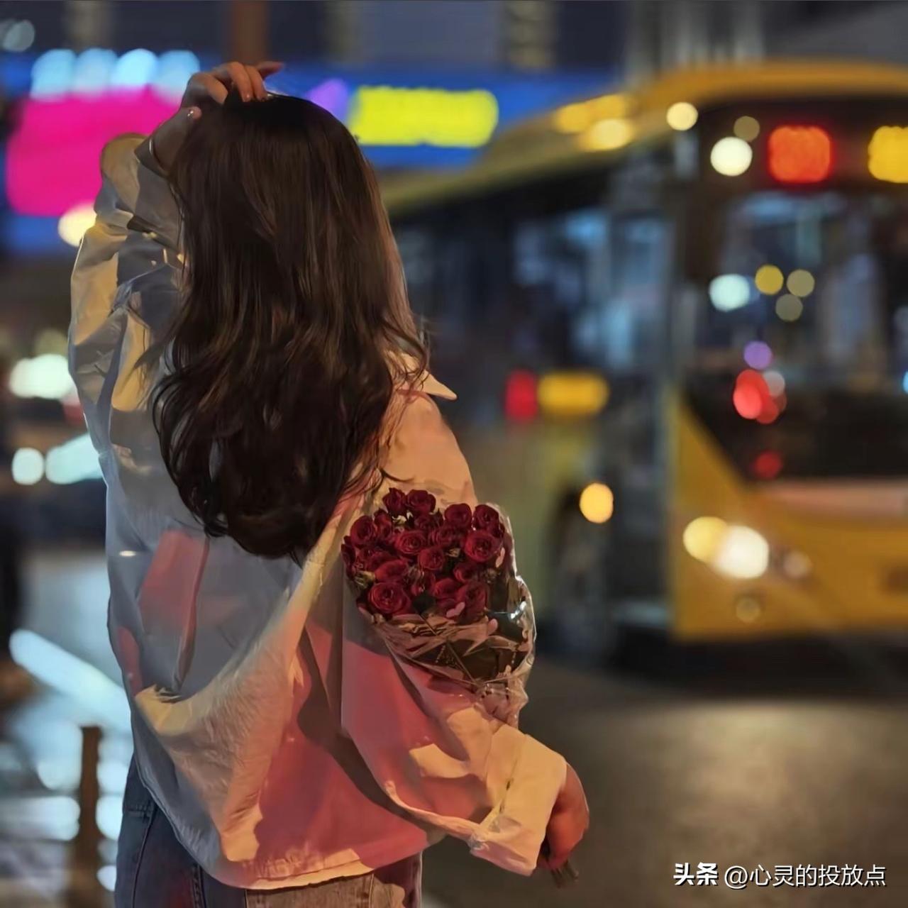 聪明的女人要明白一点：

不幸福的婚姻，婚可以不离，但脑子一定要清醒

你可以继