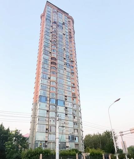 石家庄育才街上的随园小区，算得上是一处十分特别的存在。小区仅有一栋31层的高层，