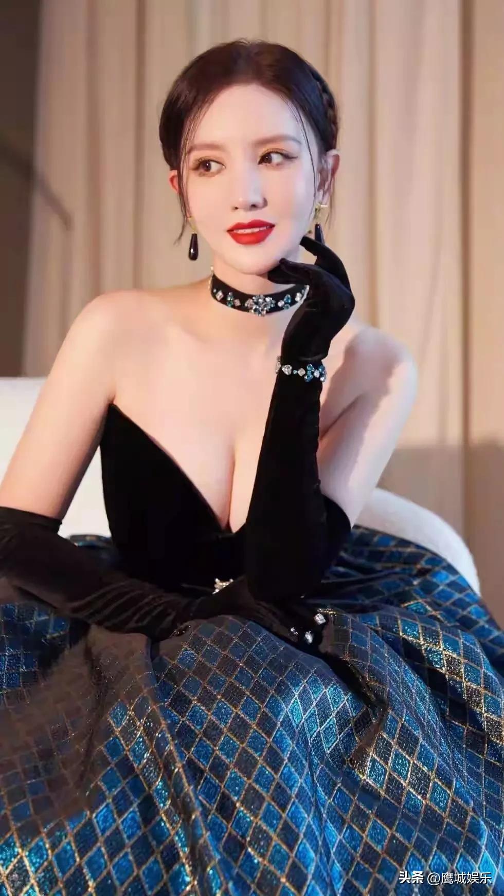 45岁的张萌再次用一组写真惊艳众人！大胆深V黑裙配红唇，港风卷发摇曳生姿，时间在