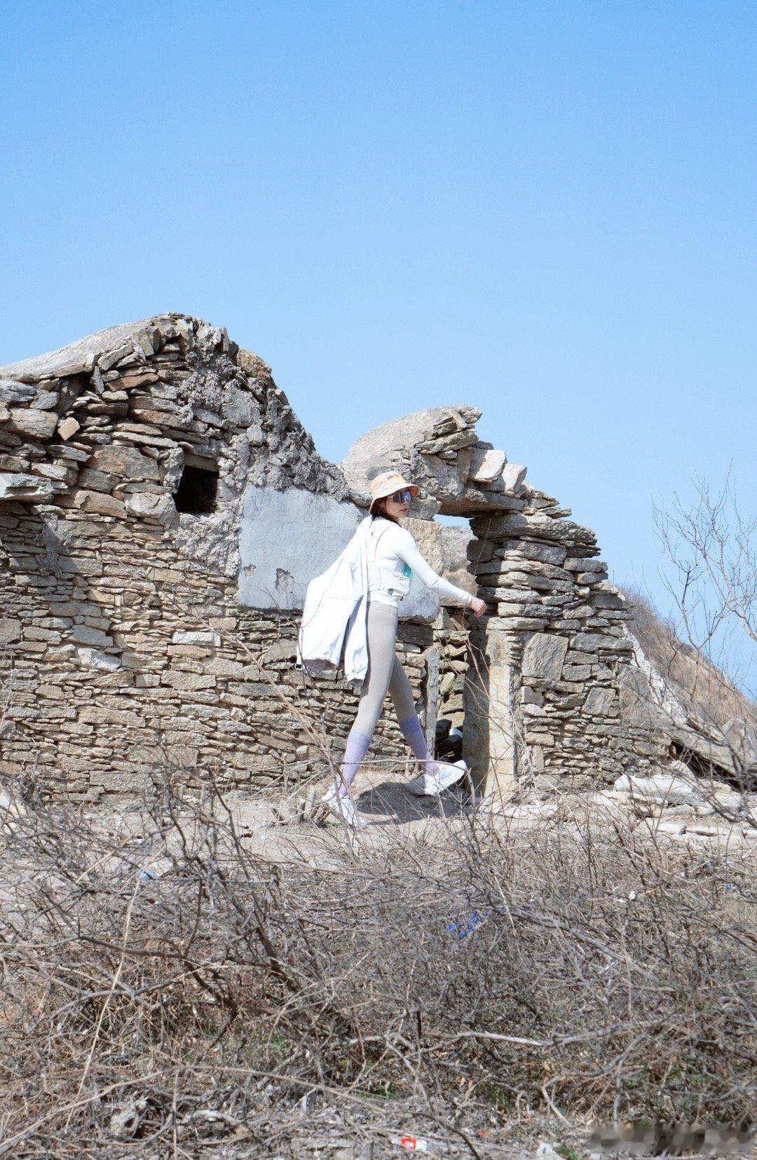 骨折两个半月后第一次开始了户外运动，挑了离武汉很近的徒步路线—龙王尖。骨折后的脚