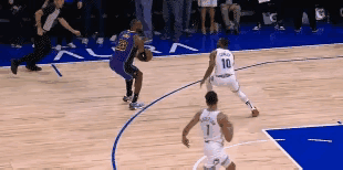 NBA赛场，詹姆斯3分球被裁判吹踩线，咱也不懂不知道这球是不是踩线了？
#跨年幸
