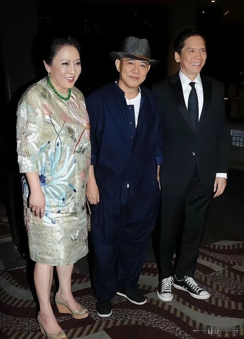 李连杰站在中间的位置，感觉他非常有派头，也非常的有气场，要知道，站在他身边的这两