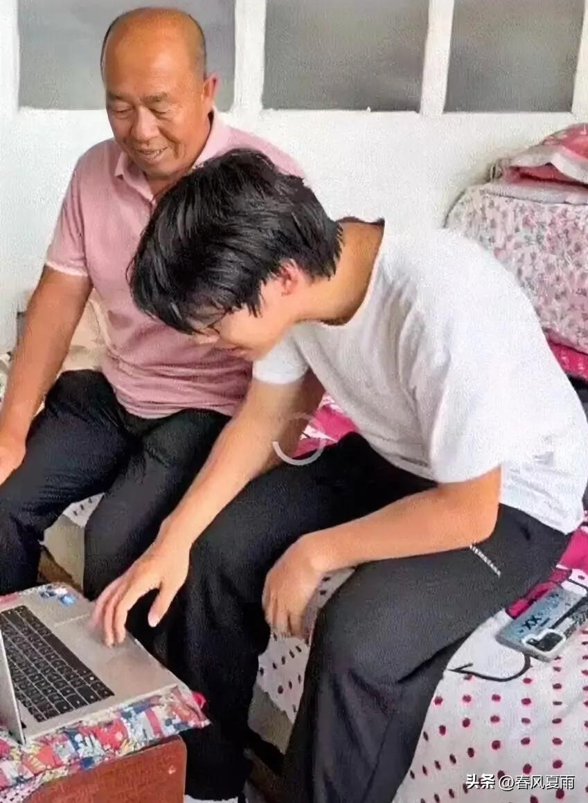 高考查分，一男生和爷爷一起在电脑前查分，不料男生输入自己准考证号后，这分数查出来