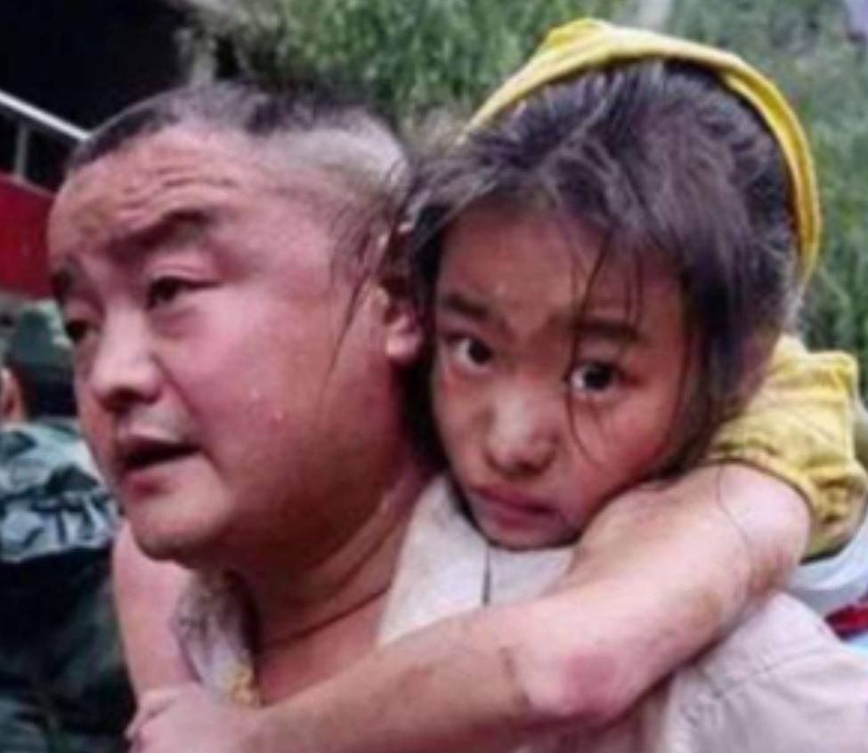 2008年，汶川地震，11岁的李佳芹被埋在废墟下十几个小时，她的父亲却不顾他人的