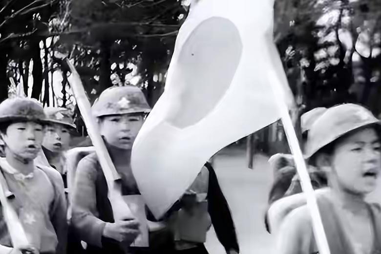 当一个人开始篡改自己的家谱，他离背叛家族就不远了；当一个国家开始篡改自己的历史，