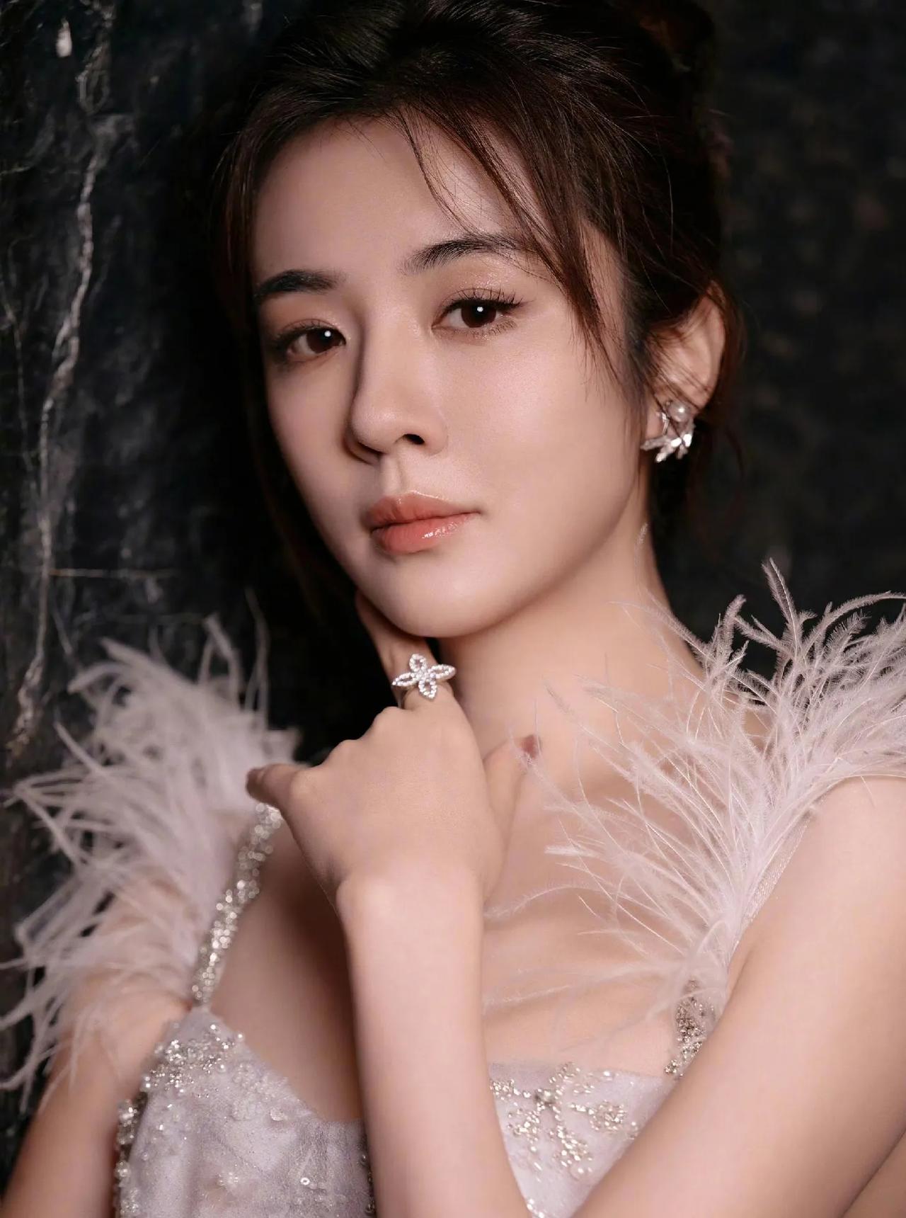王晓晨这身淡紫羽毛礼服太美了！
蓬松羽毛肩带搭配闪钻网纱，温柔又梦幻。
露背设计
