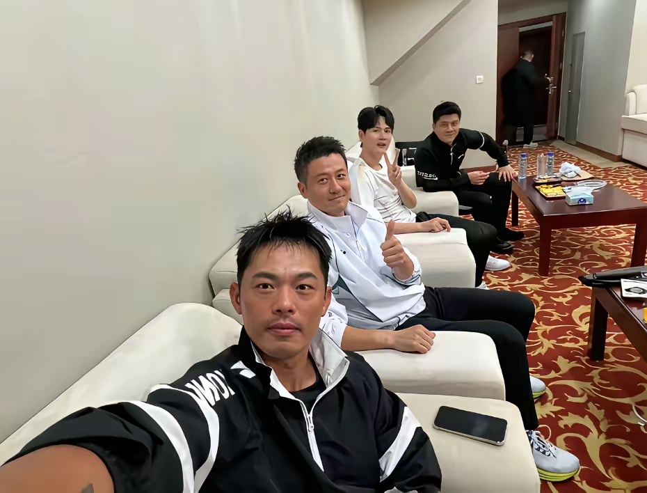 羽毛球王子林丹晒出和其他几位大咖的合影，差点没认出来是林丹，变化有点大呀 ​​​