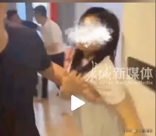 山东，男子的老婆怀孕了，在外面找了个女子，他对第三者的操控极强，不准女生跟其他男