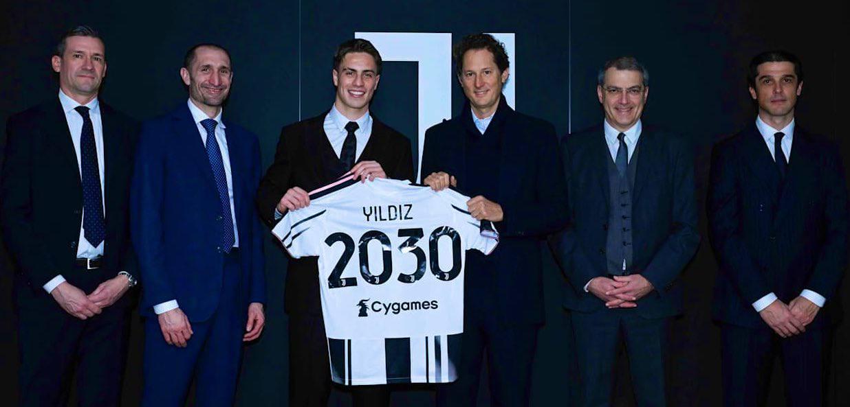 伊尔迪兹的续约合影，这排面拉满了

别人签约就是科莫利和奥托利尼。笛子续约，大老