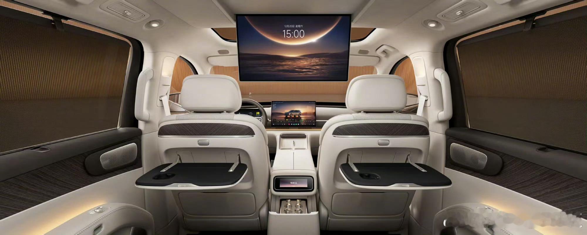 零跑d19的内饰曝光了。虽然总感觉有些眼熟，但配置确实诚意够足，密密麻麻堆的全是