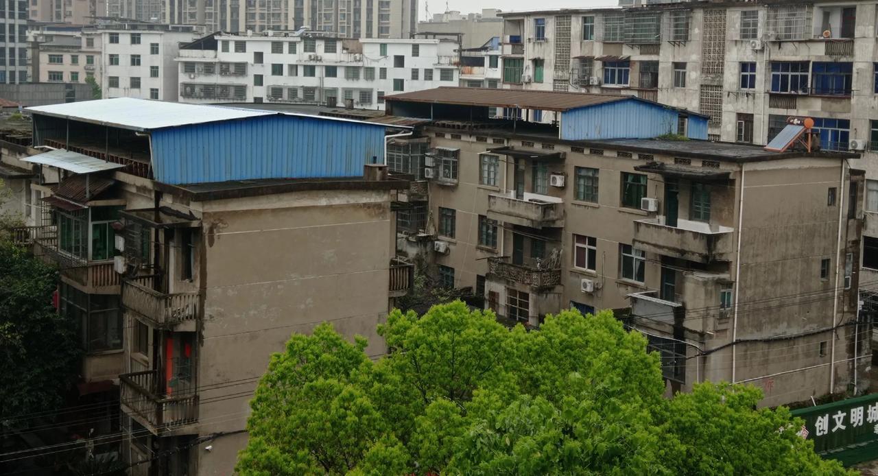 县城拆迁，隔壁邻居两家是自建房，也可以说是别墅。特别让人羡慕，拆迁款下来，两家差