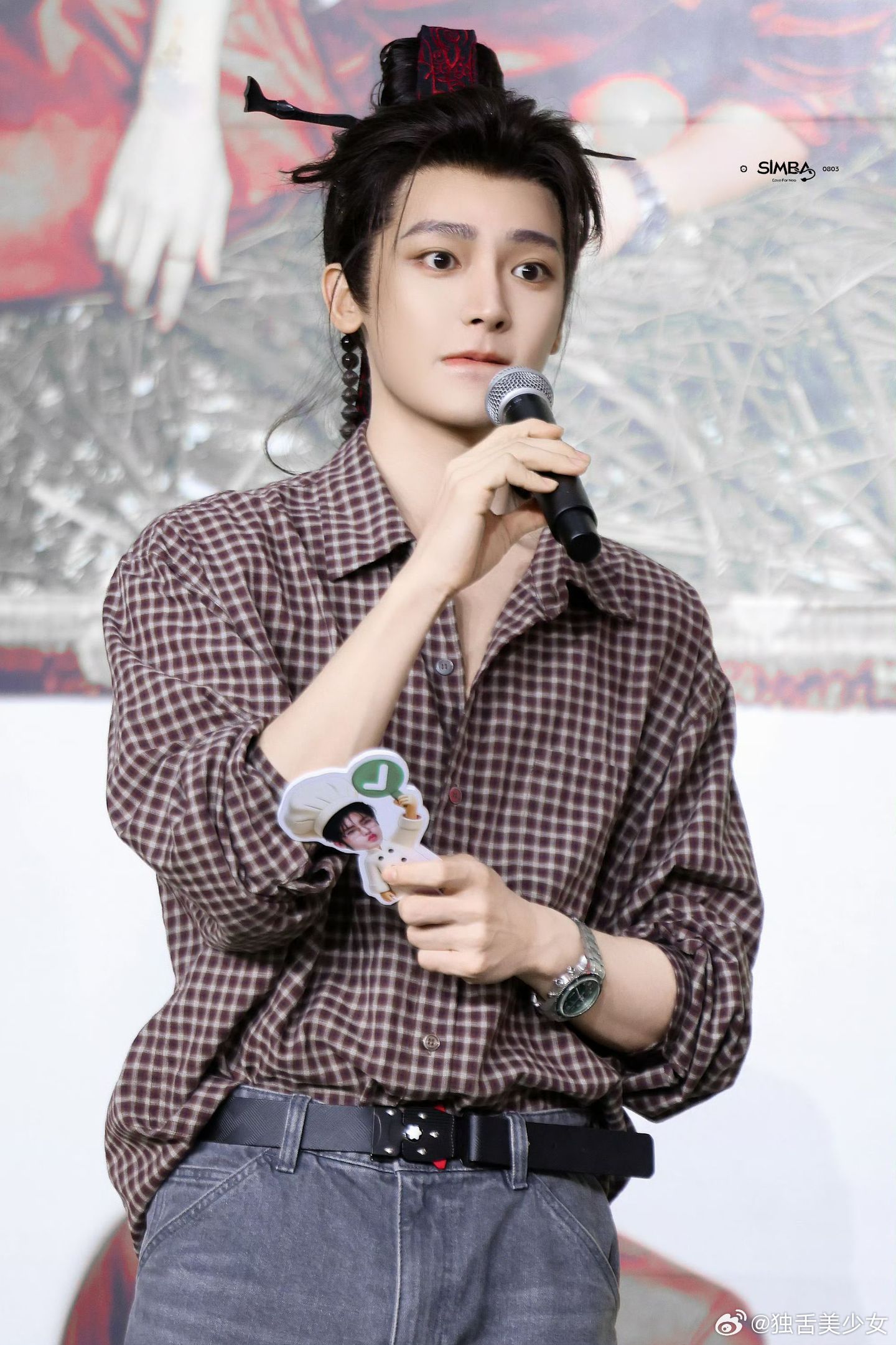 侯明昊 侯明昊《念相思》容尘子出妆路透释出。高束发髻配简约发饰，眉眼清淡疏离，一