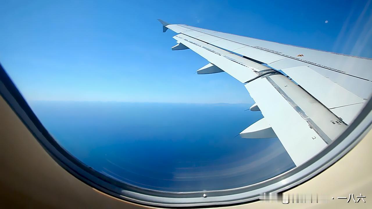 🔍为什么飞机窗户都是圆的？看“彗星号”事故后改写的设计规则
 
每次坐飞机盯着