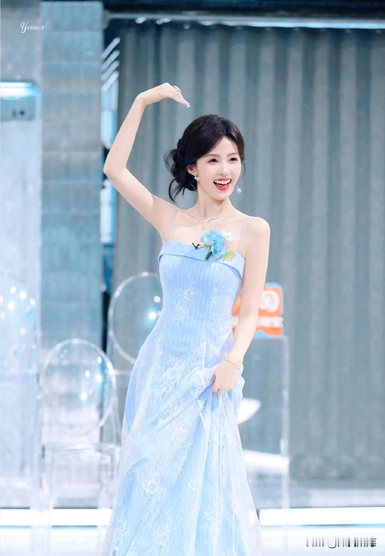 网红出身怎么了？
白鹿用“稳”字诀，
让所有质疑她的人闭嘴了！

评论区有人阴阳