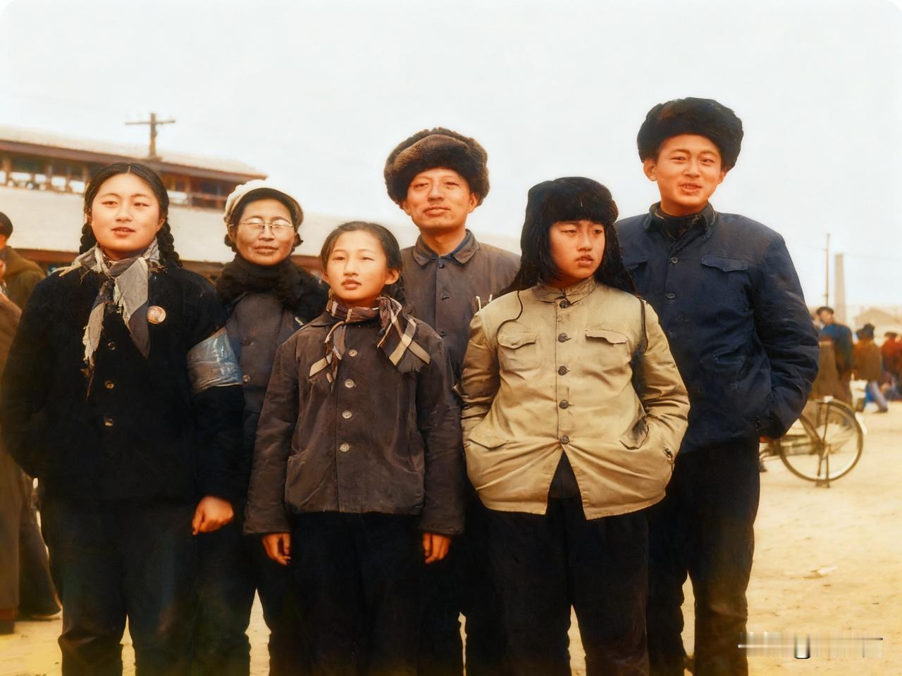 乔同志的全家福，摄于70年代。左起：长女乔凌、夫人郁文、小女乔晓溪、乔同志、次子