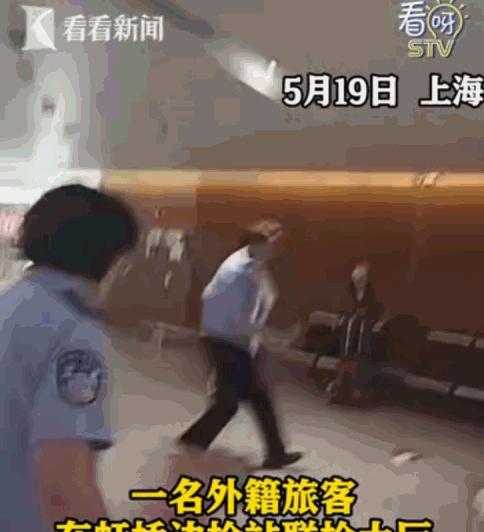"救人一命，胜造七级浮屠。"据5月20日报道，虹桥机场一外籍旅客突然倒地、呼吸骤
