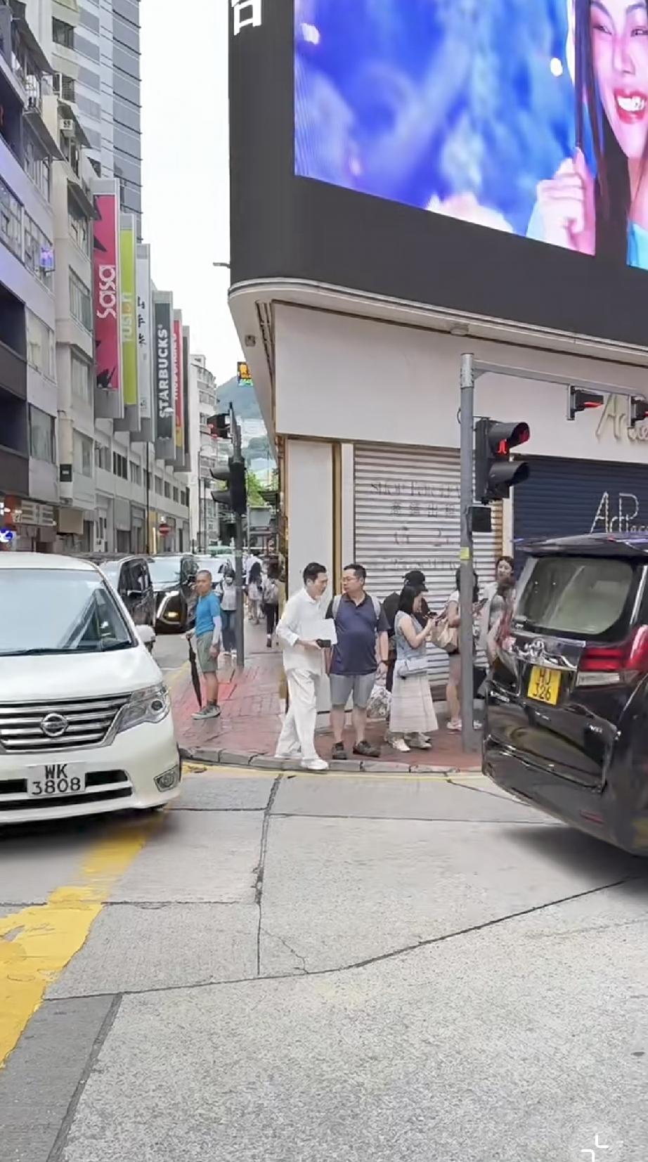 6月24日，向华强独自一人现身香港铜锣湾街头被偶遇，78岁的他穿着一身白色的衣服