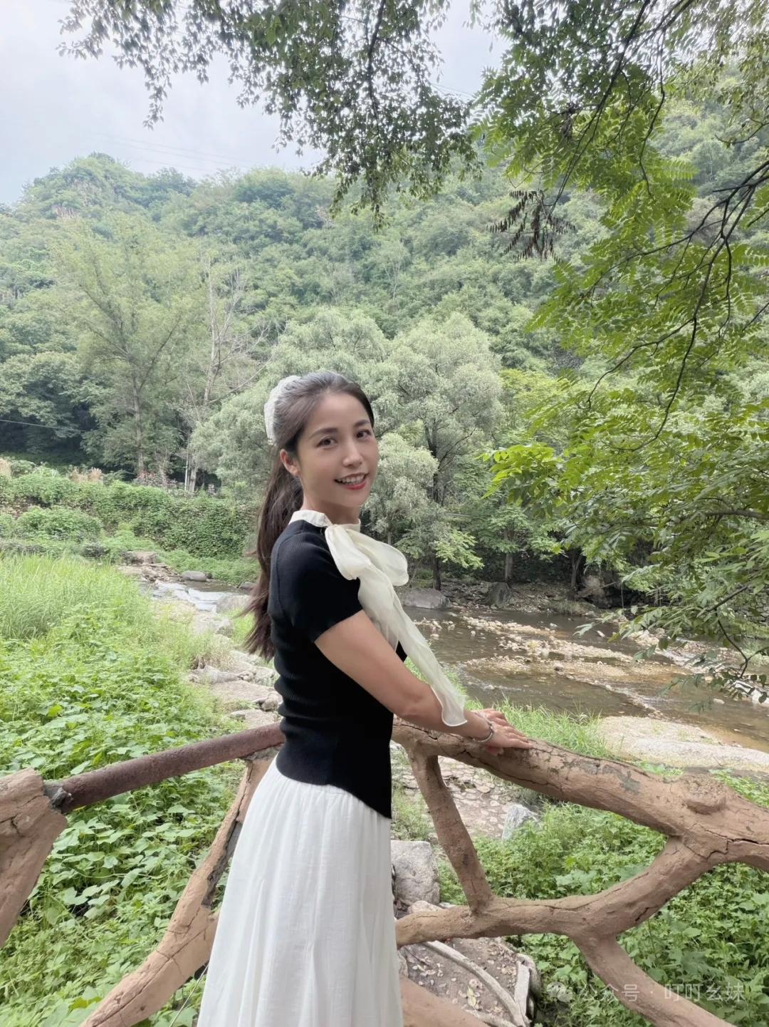 这姑娘站在山里笑得好开心。
