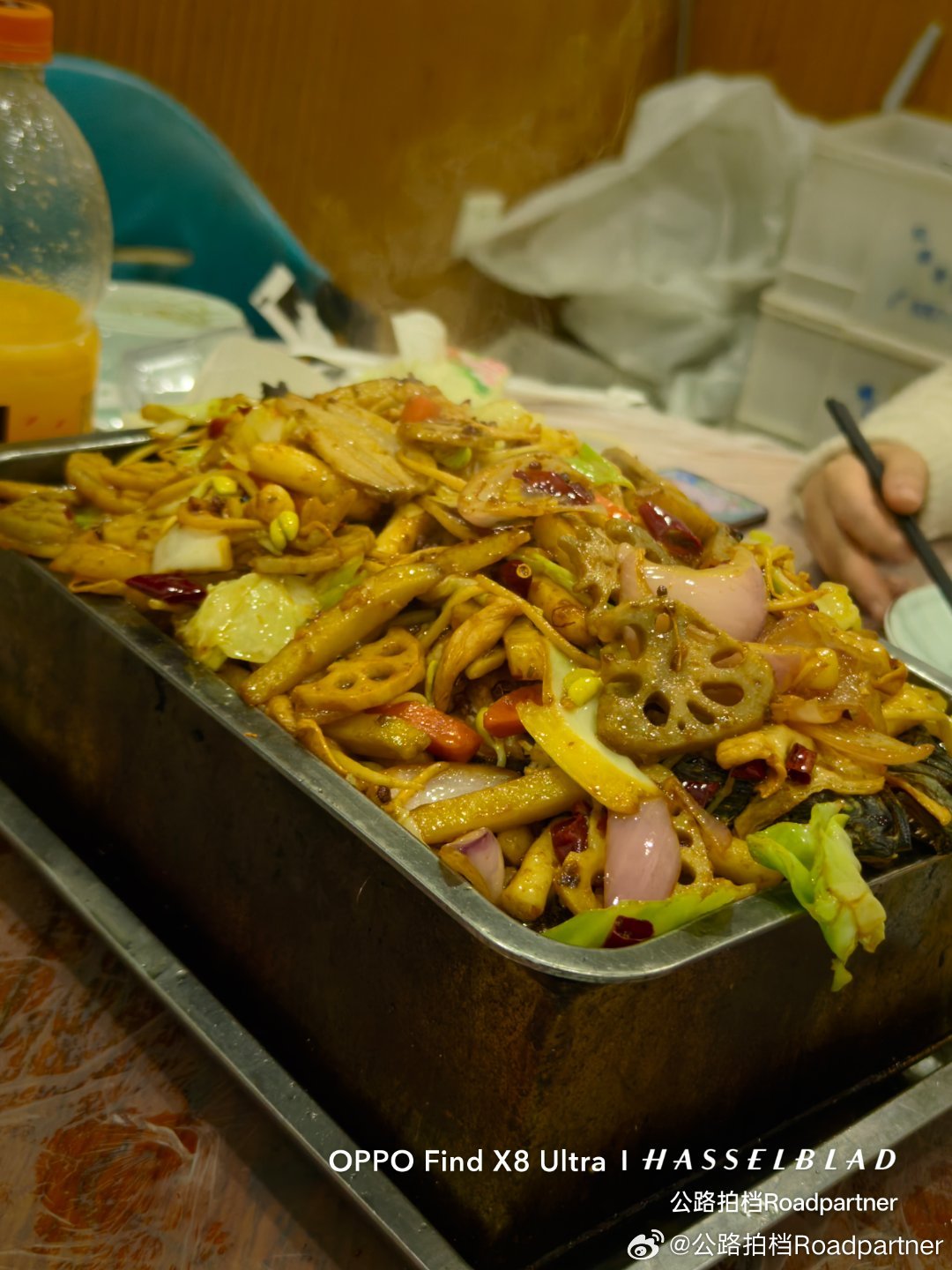 本地非常出名的烤鱼店。。这配菜也忒多了，溢出来了都要我媳妇说，鱼都还没吃到，已经