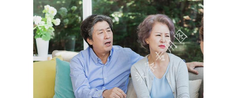 婚礼上，我看到新郎的妈妈抱着一只大公鸡冲向新娘。这是什么操作？原来是我们这儿的"