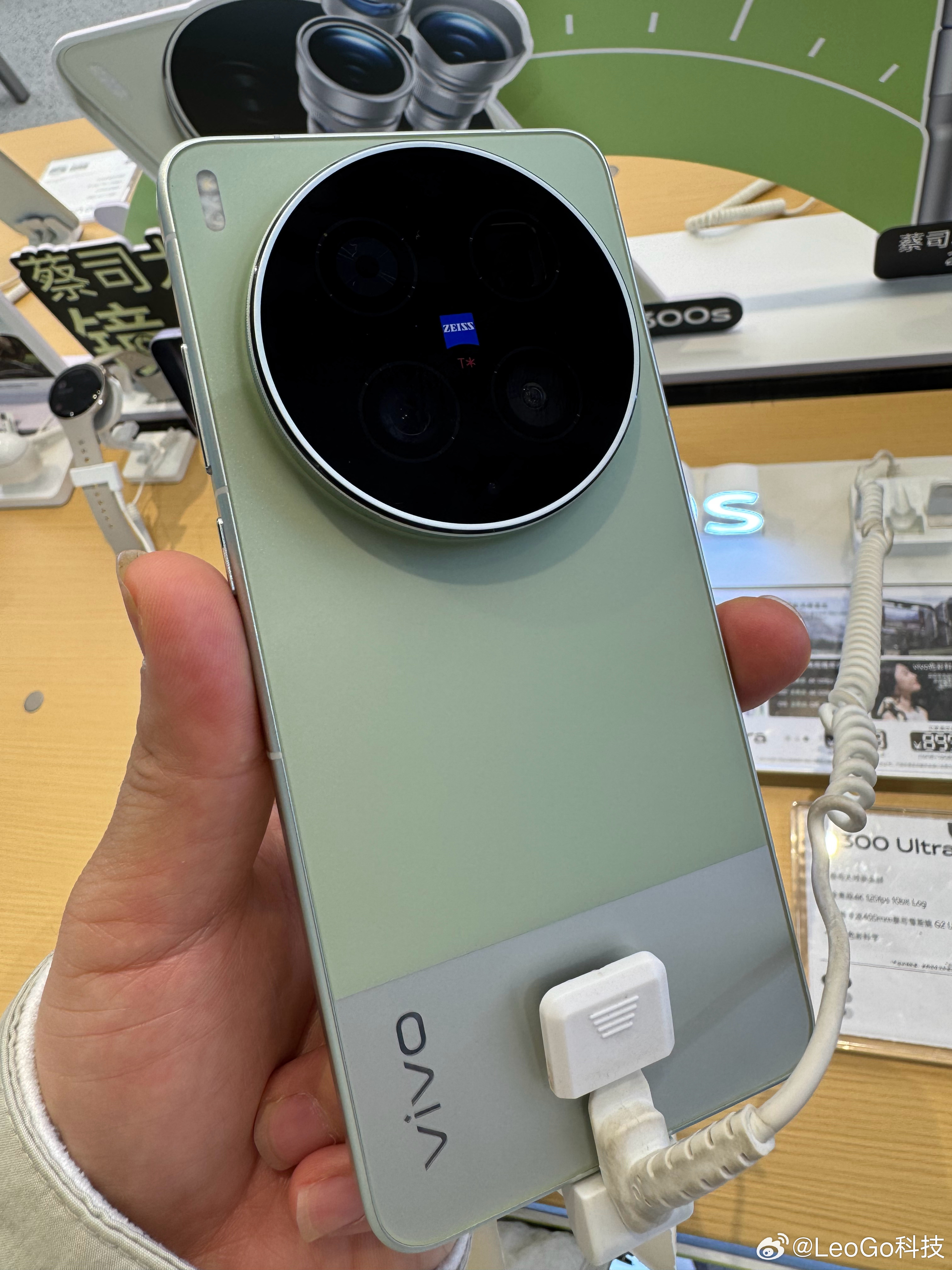 最近看了很多vivo X300 Ultra的体验报告，绿色确实好看，不过大家购买