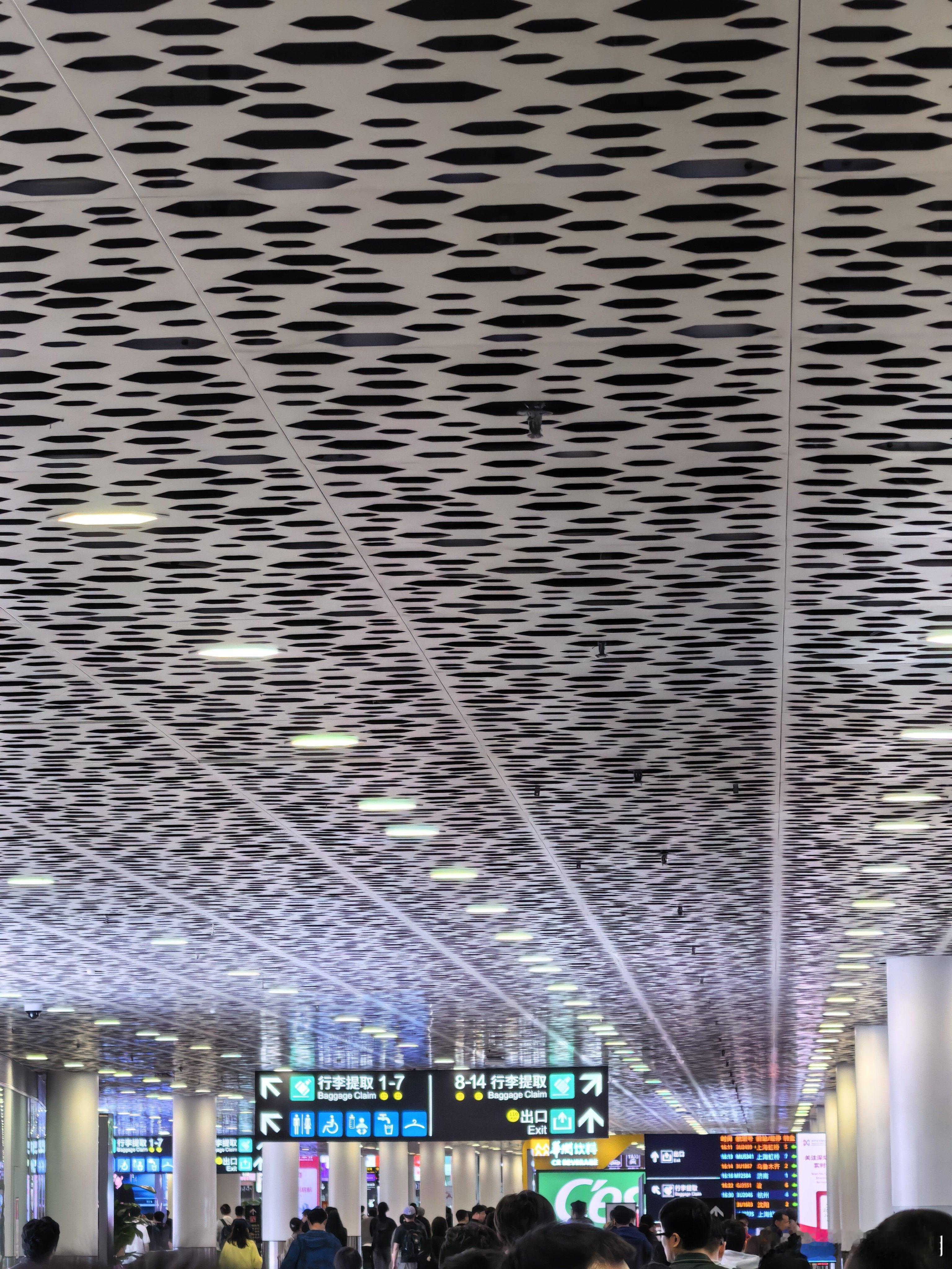 经常看人吐槽深圳机场这个密集恐惧症的设计，今天感受到了，确实很压抑，没有大广州白
