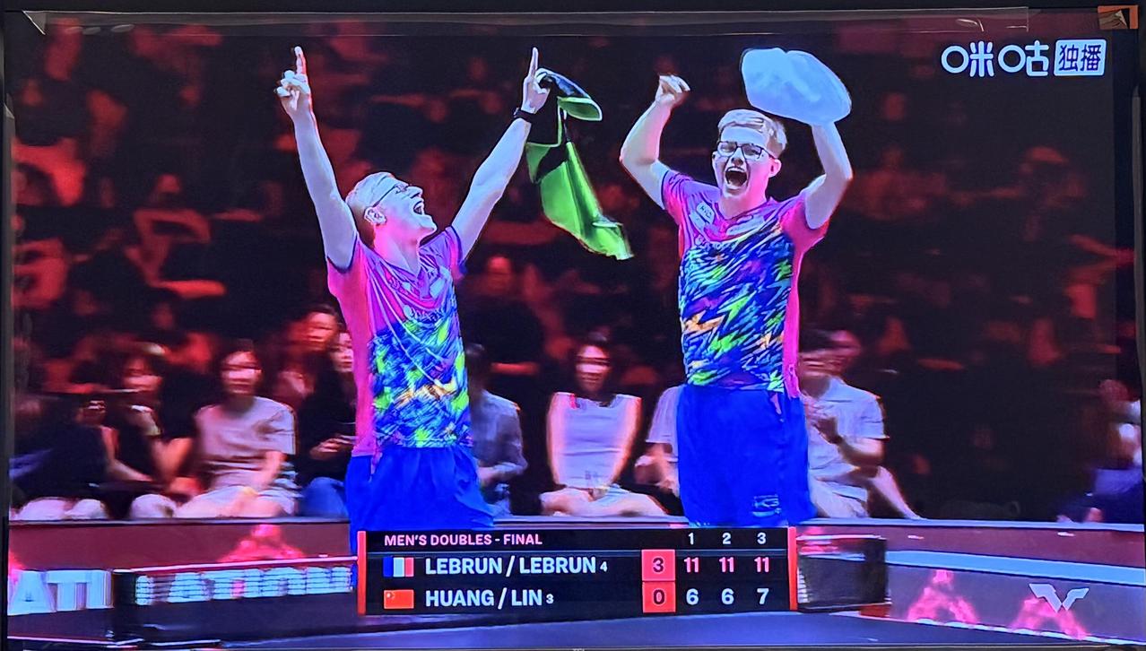 看到大布和他的兄弟一起赢了，欢快跳跃，我们真的笑不出来，男双何时起来！
亲兄弟还