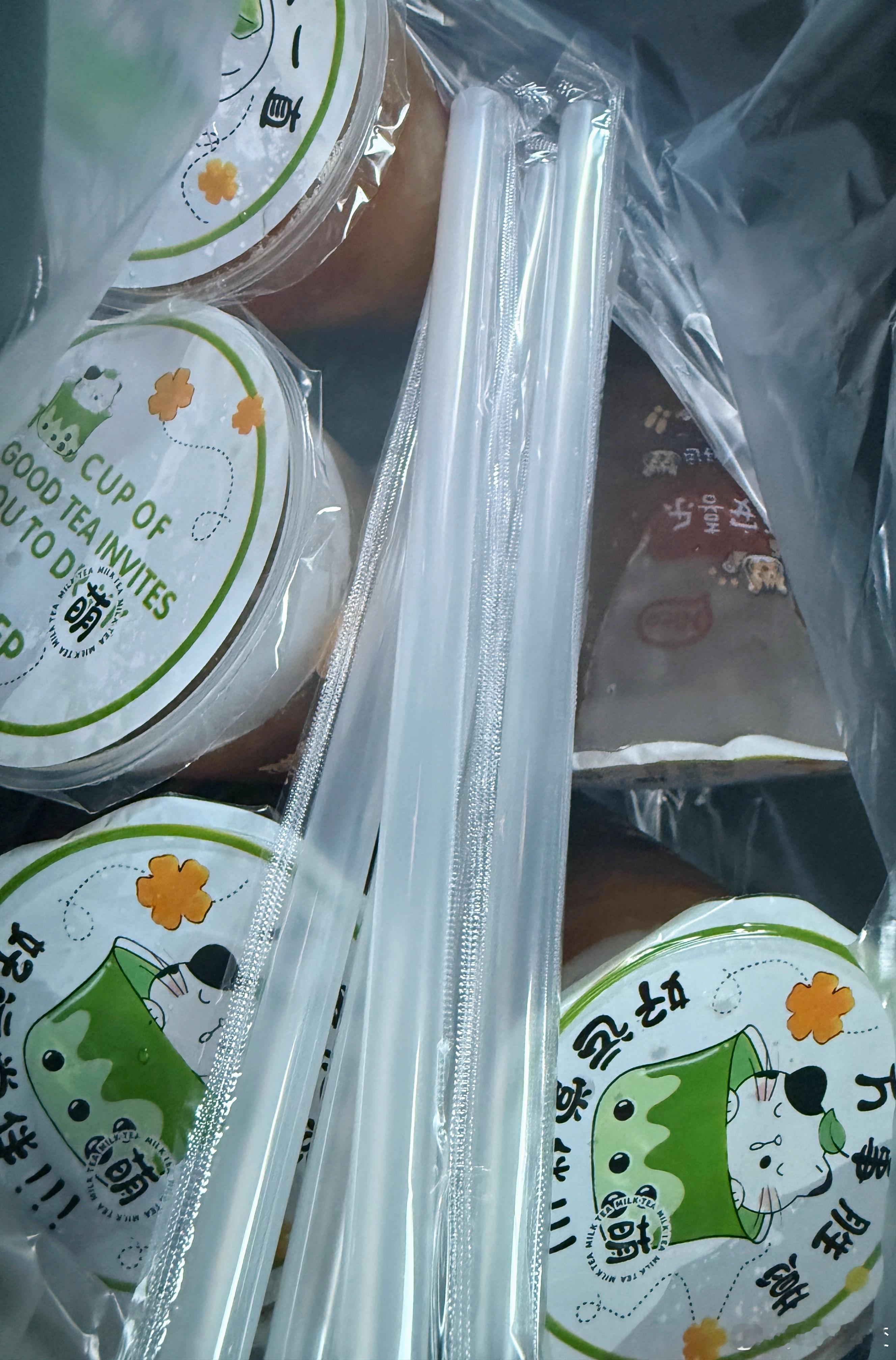 今天和同事们吃爽了！图二这鸭脚煲绝了！我吃里面的粉吃了三碗