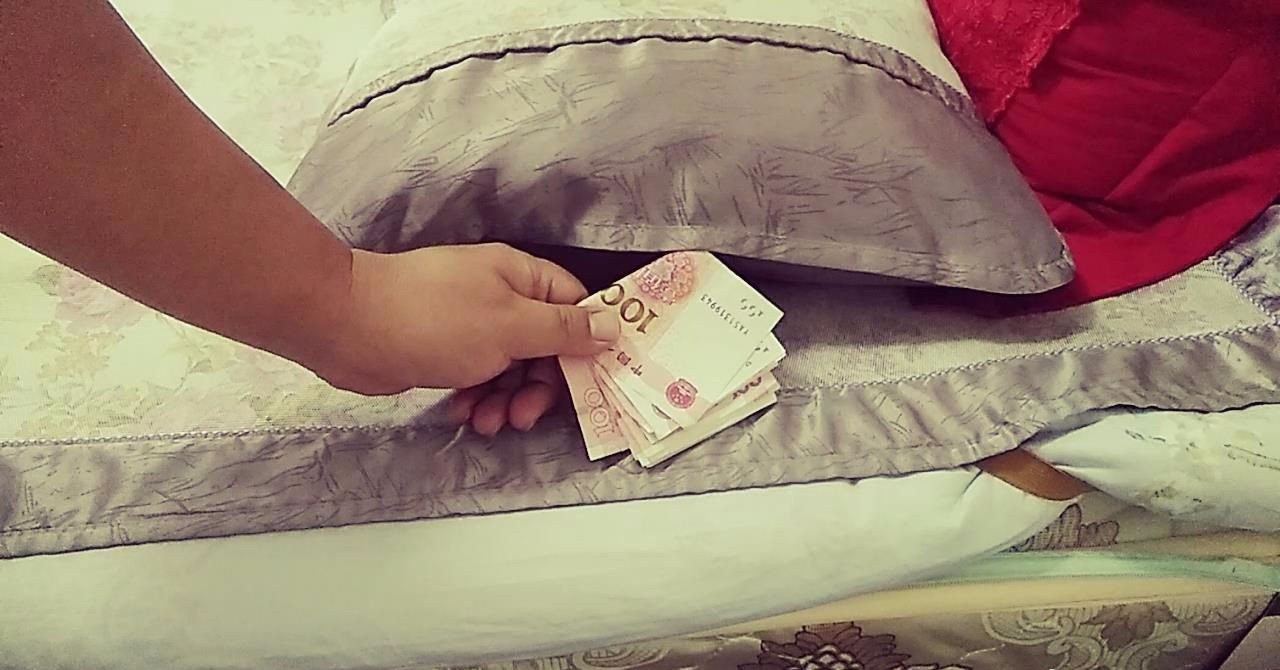 大年三十枕头底下放钱的寓意：“枕钱”寓意着“挣钱”，“枕有钱”寓意着“真有钱”。
