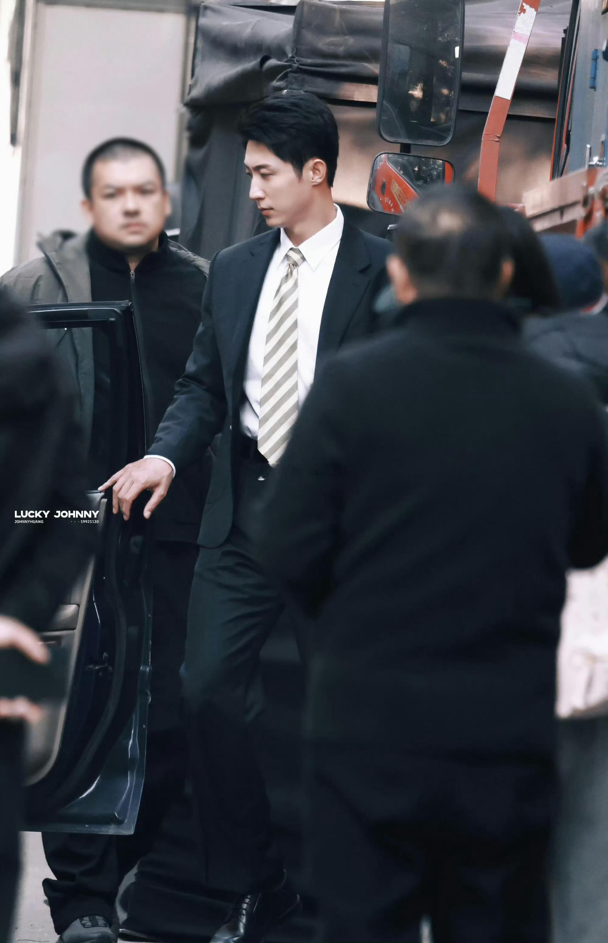 黄景瑜西装daddy级别 西装焊在黄景瑜身上也太绝了！凌厉气场+正装质感，霸总氛