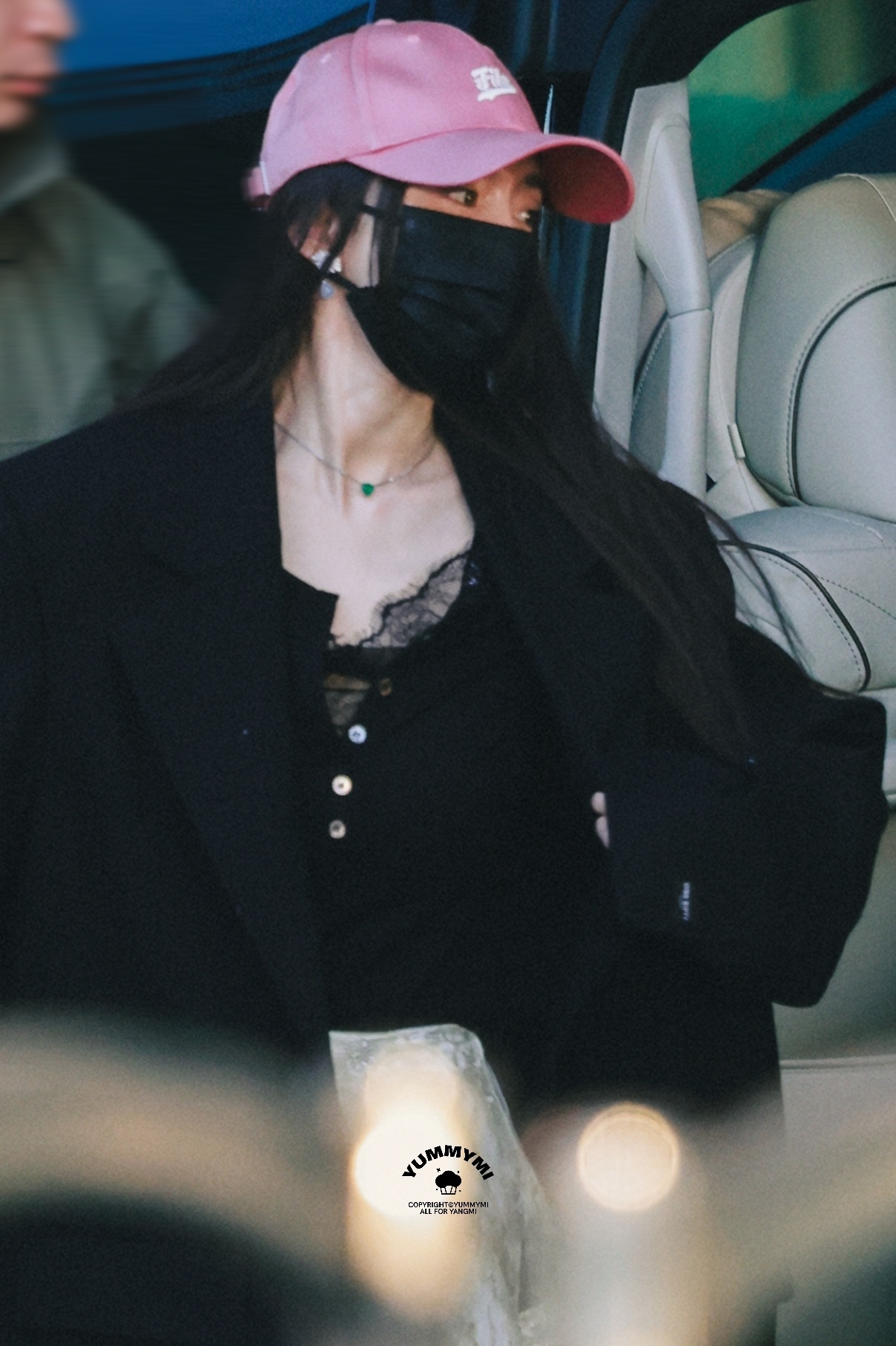 杨幂 进组啦！好漂亮的白色裙子，好清爽的一身穿搭！恭迎冯太后，拍摄顺利呀！记得来