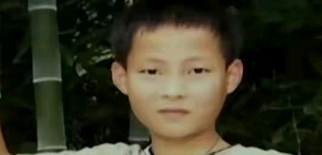 9岁男孩目睹母亲反常一幕，隐忍十年开棺验尸，亲手送生母入狱。
2003年安徽一男