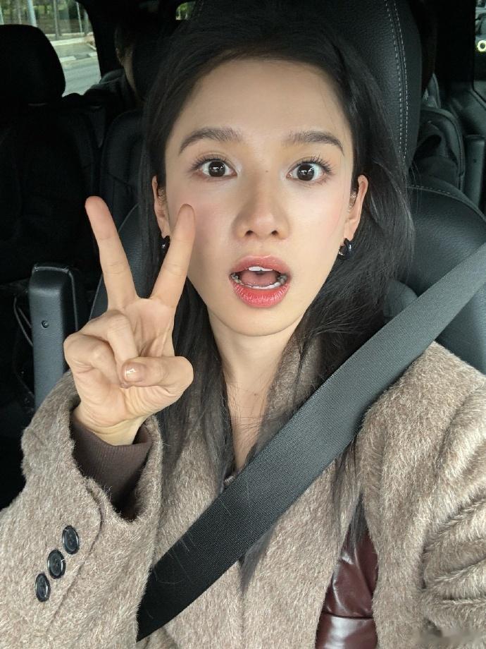 盛夏穿棕咖色大衣！张婧仪你真的不热吗 时尚感拉满！她的 张婧仪告别 6 月 pl