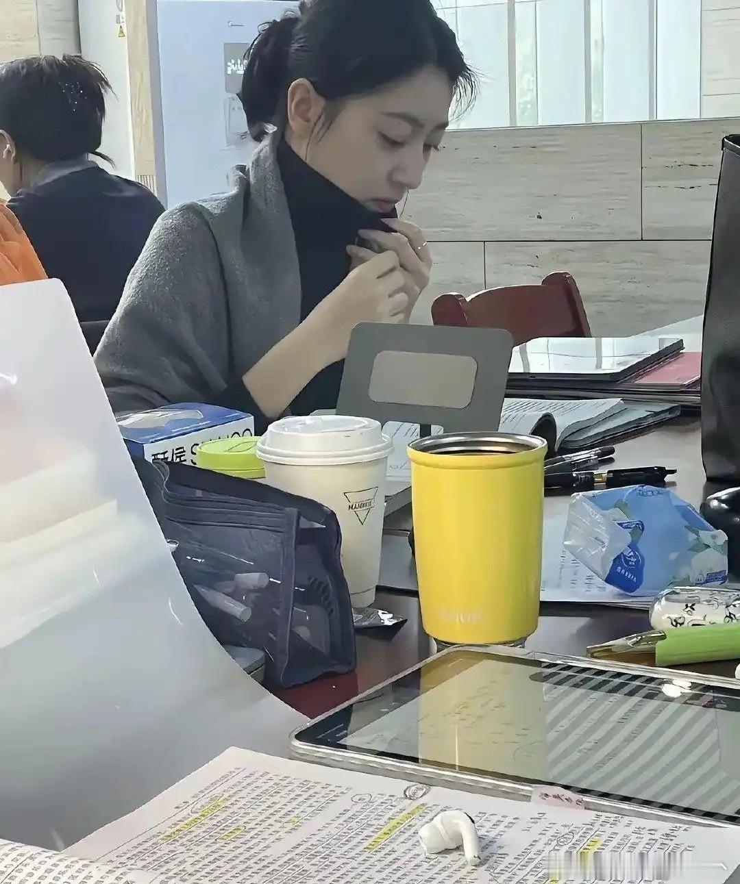 体制内办公室又现超级美女 