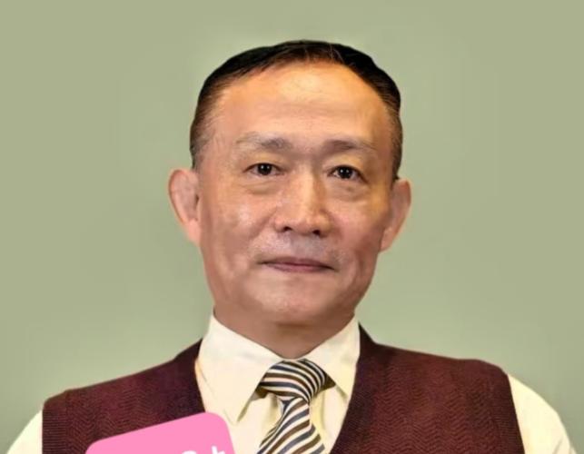 卢麒元曾认为，现在的电商平台已经成了新型大地主

它们用流量“收租”，算法监控，