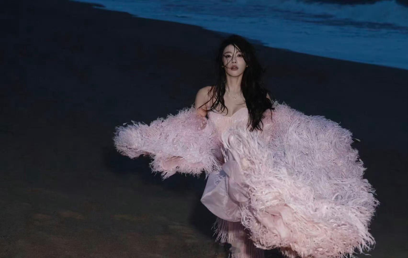蔡文静粉色流苏裙蔡文静穿粉色流苏裙站在海边，简直美如画！粉色与大海的蓝色撞个满怀