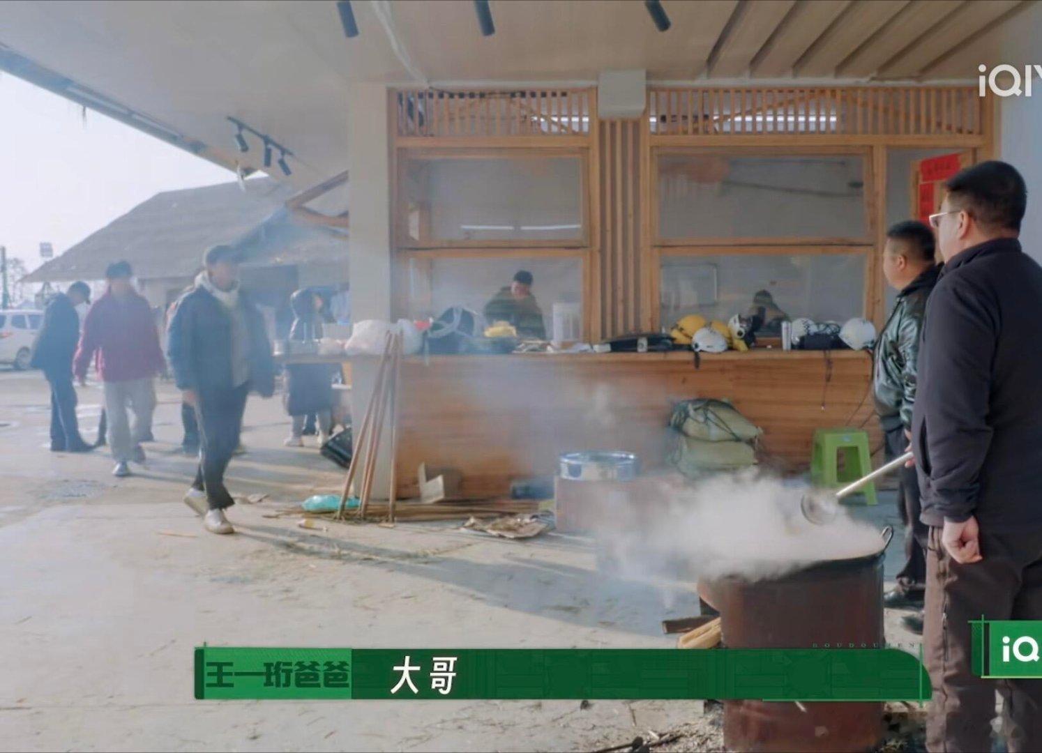 十个勤天在这里，“大哥”已经与年龄无关了谁见了都会喊声大哥，听着亲切叫着顺口十个