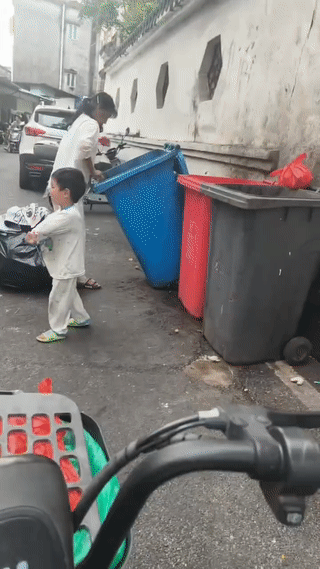 网友在马路边上看到一位妈妈带着孩子正在翻垃圾桶捡废品？
看他们的样子也不像是流浪