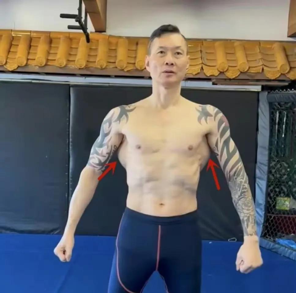 李小龙周比利，
两个武功大师，
到底谁更厉害?