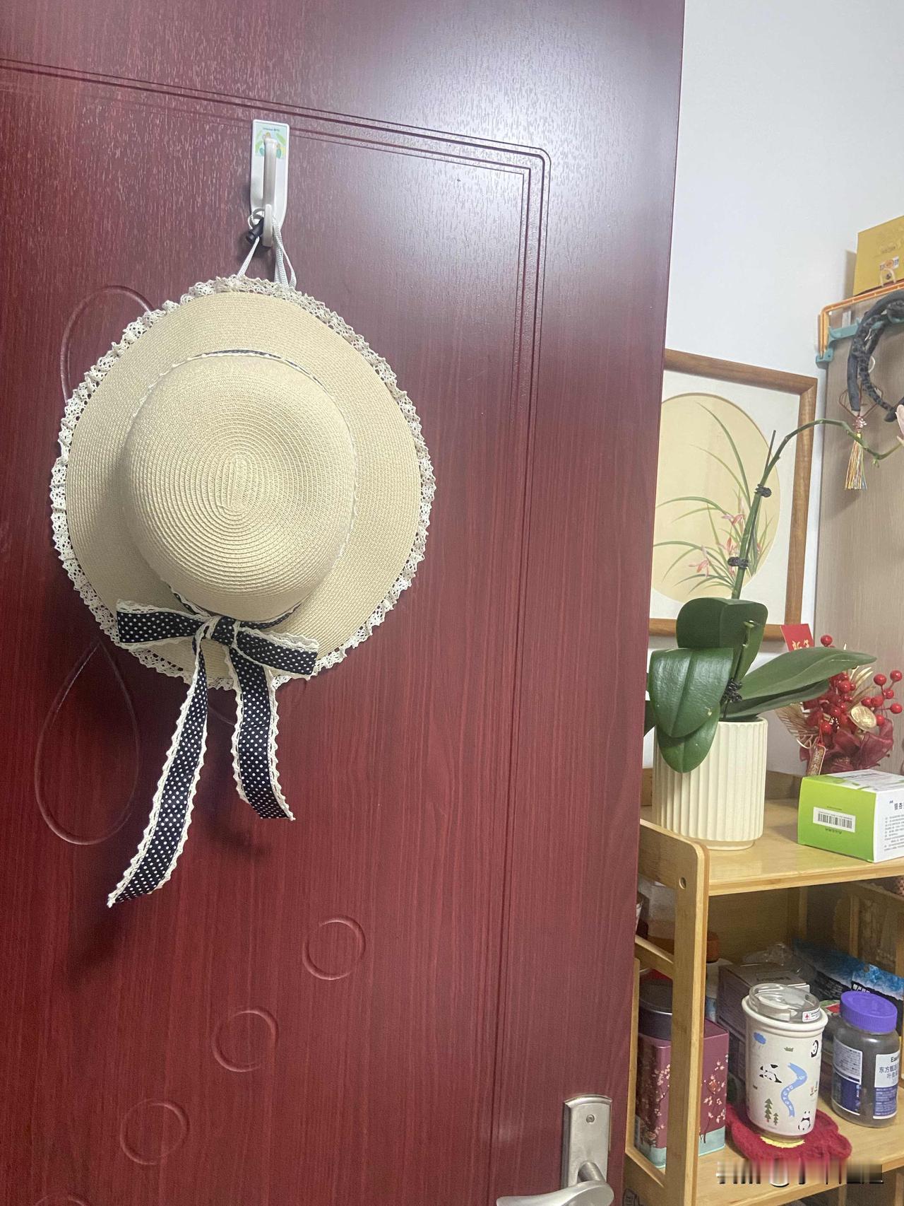 天气热了，我把我前几天买的帽子拿出来了！
打算这几天出来戴！
昨天天津最高气温达