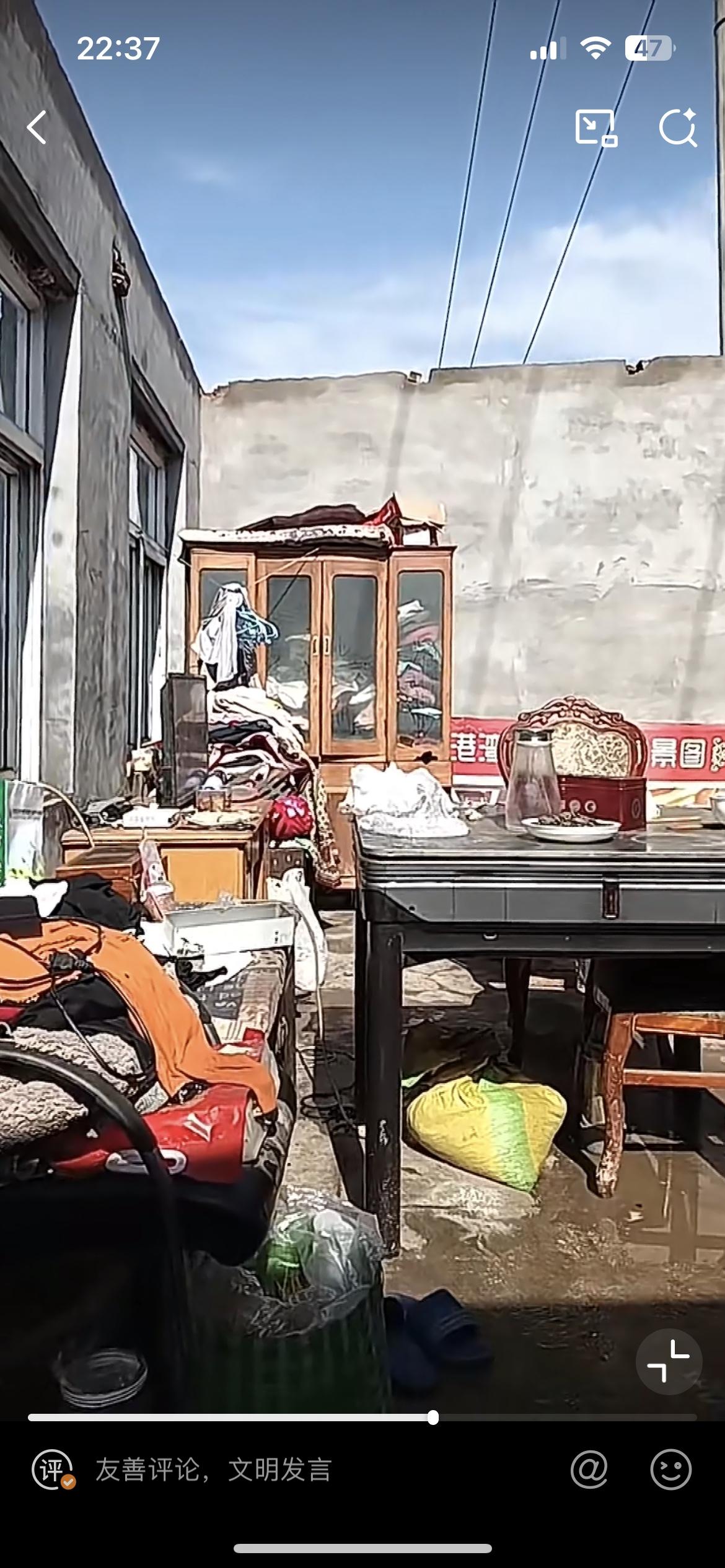 河北这个 70 多岁的老太家太惨了，7 月 5 号的一场大风把他们家的房顶给掀了